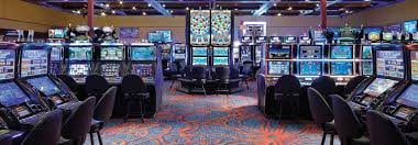 Bangladesh mobile users exploring jackpot style slots on golds bed at night